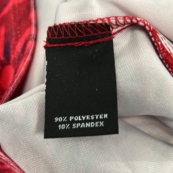 🎩🗝️ NWT $69 Slim Factor Red Floral Top - Runs Large - Picture 7 of 7